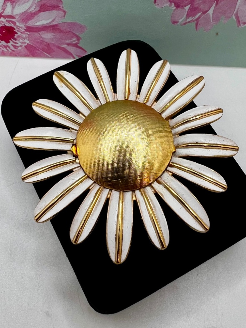 Avon Daisy Pin Perume Glacé  1970